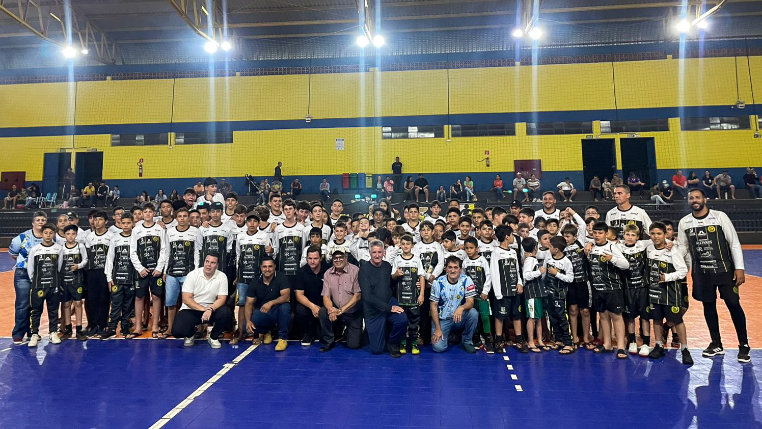 Entrega de uniformes e materiais esportivos marca noite do Talentos de Jesus em Tupãssi Entrega de uniformes e materiais esportivos marca noite do Talentos de Jesus em Tupãssi
