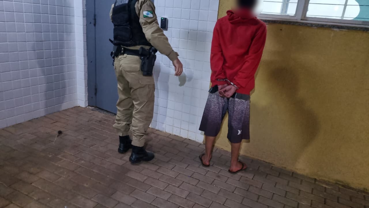 Jovem é detido ao tentar extorquir dinheiro com celular furtado em Cascavel