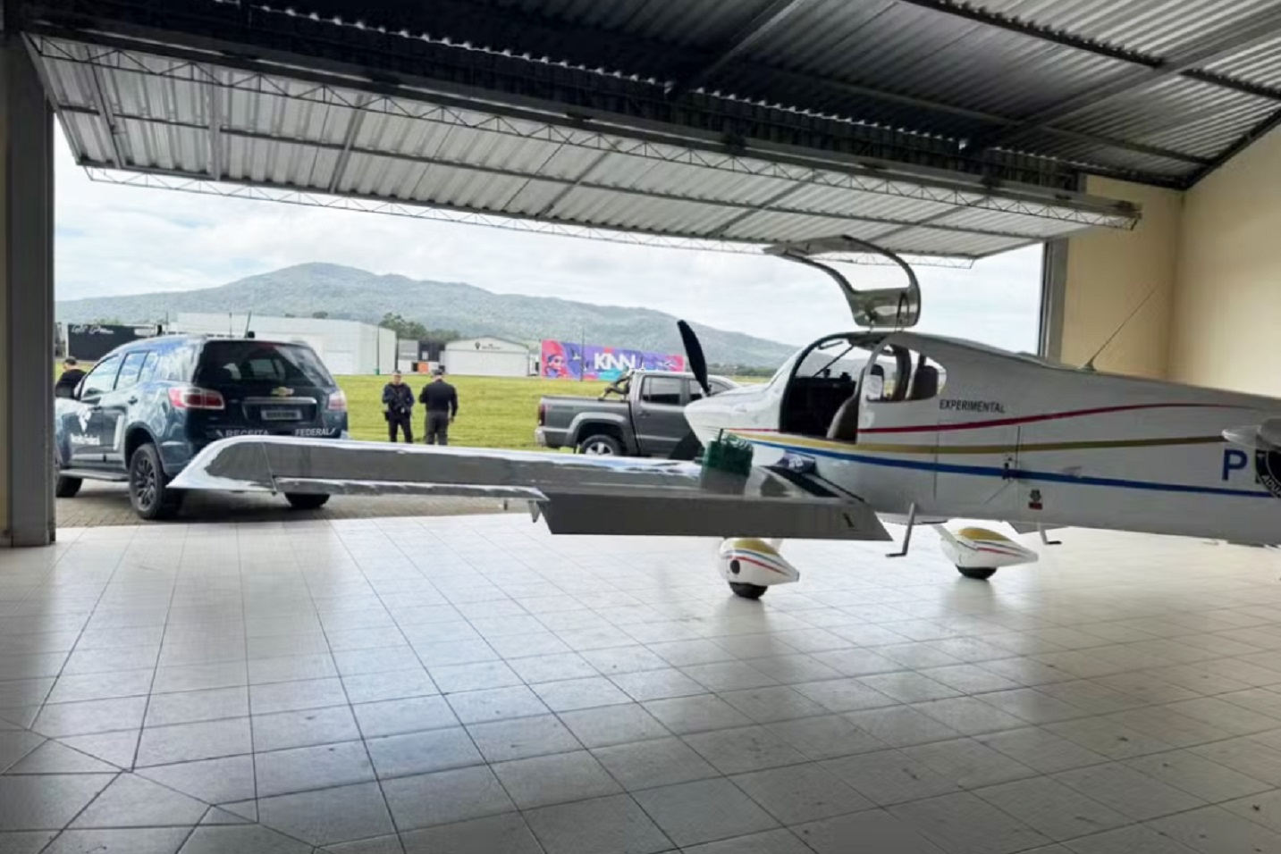 Avião com 571 iPhones sai de Foz e acaba interceptado no litoral de SC