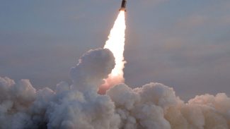 Coreia do Norte dispara míssil balístico em direção ao leste