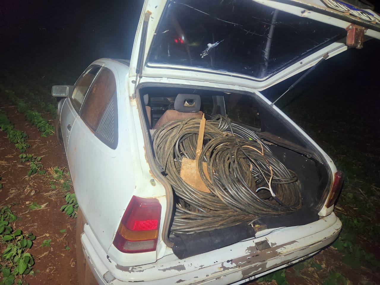 Após perseguição, suspeitos abandonam carro e PM encontra fios furtados em Assis Chateaubriand