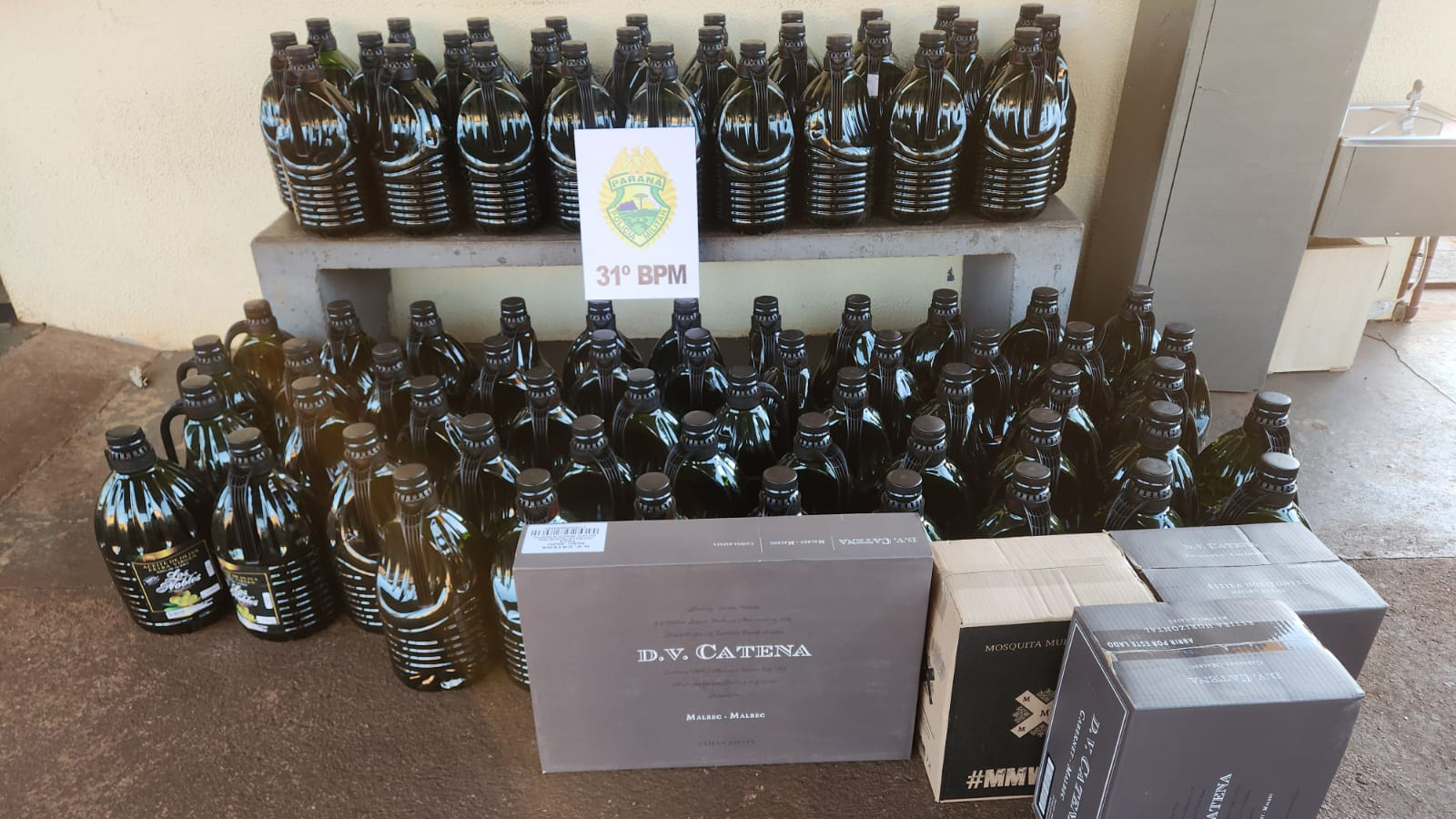 Veículo carregado com azeite e vinhos contrabandeados é apreendido em Assis e encaminhado à RF de Cascavel