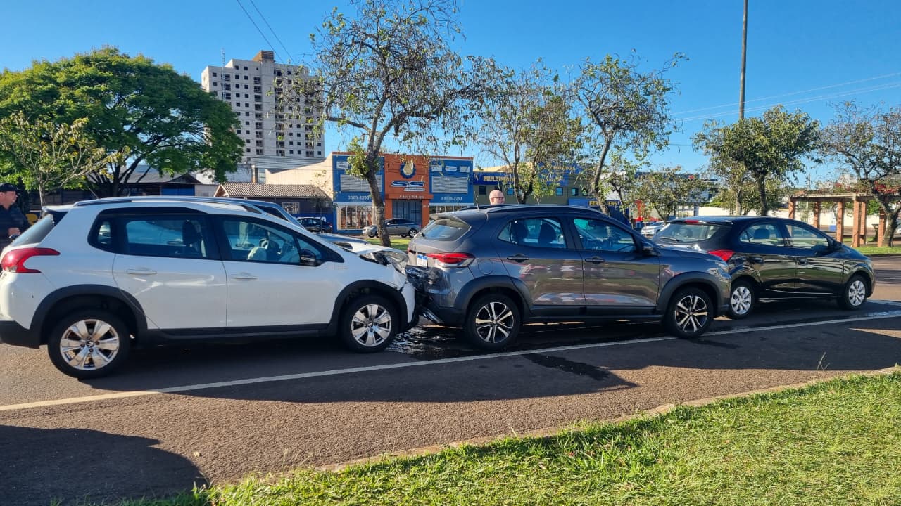 Três carros se envolvem em colisão na Avenida Tancredo Neves