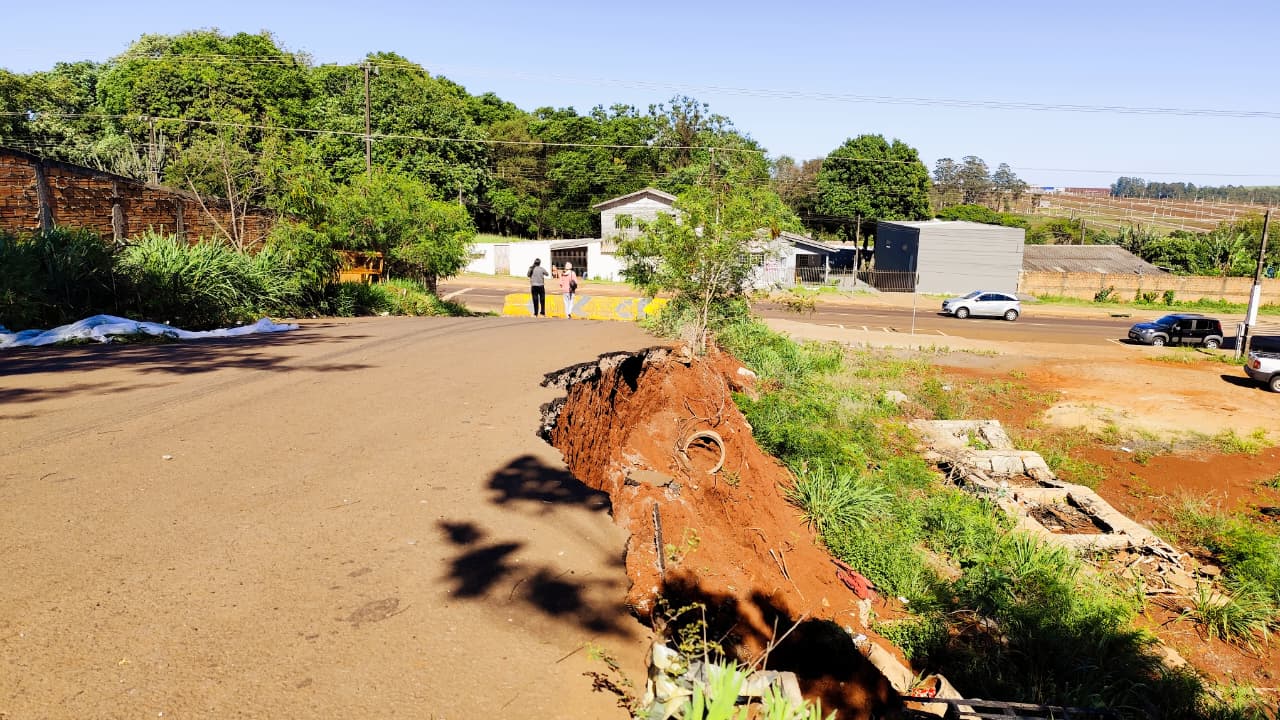 Mato alto, lixo e asfalto cedido: rua interditada há mais de um ano se transforma em ponto de abandono