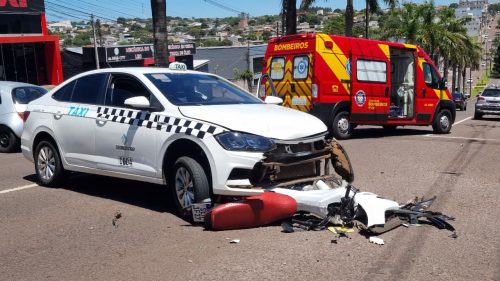 Forte colisão entre carro e moto é registrada na Avenida Brasil
