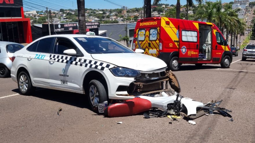 Forte colisão entre carro e moto é registrada na Avenida Brasil