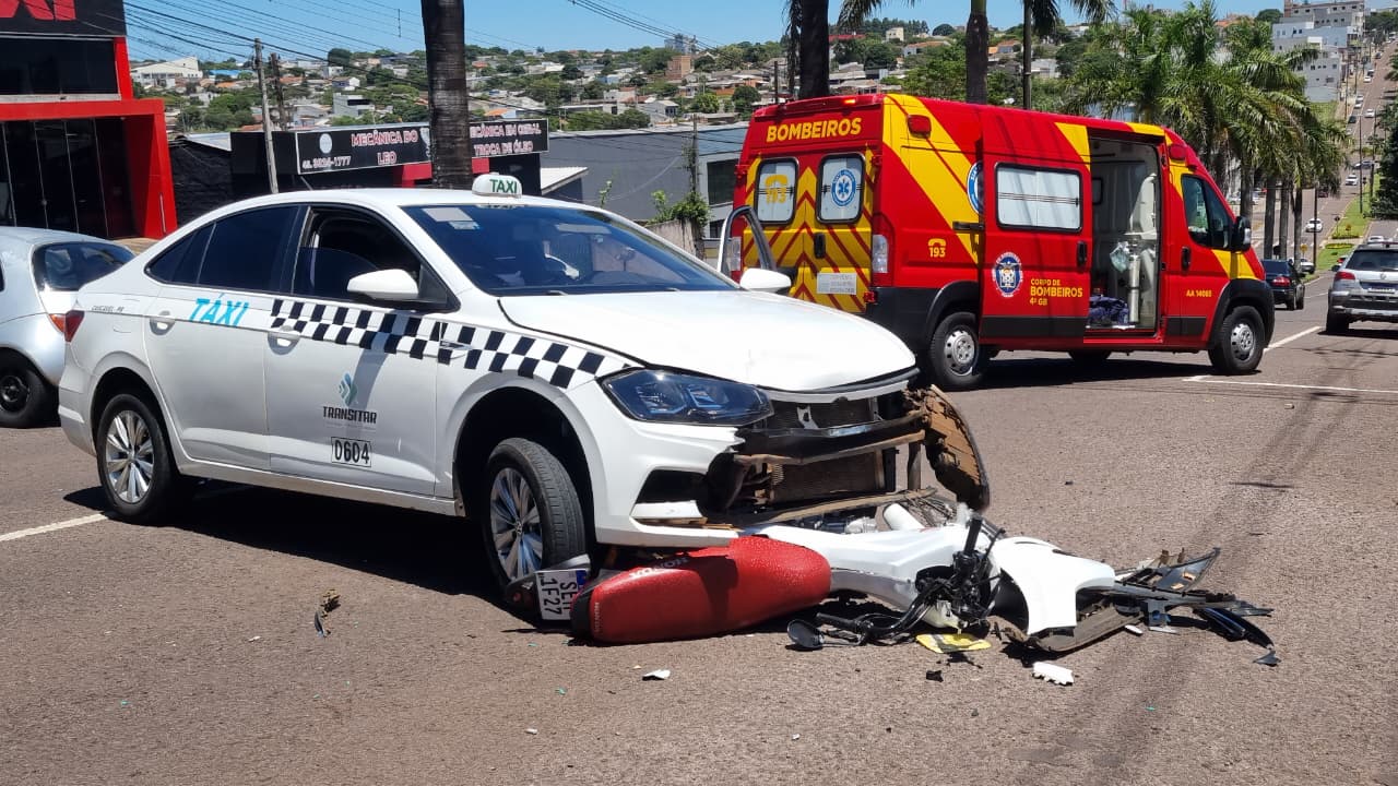 Forte colisão entre carro e moto é registrada na Avenida Brasil