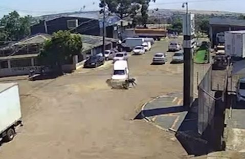 Motoqueiro voa após colisão com Saveiro no Cataratas e vai parar na UPA; veja vídeo