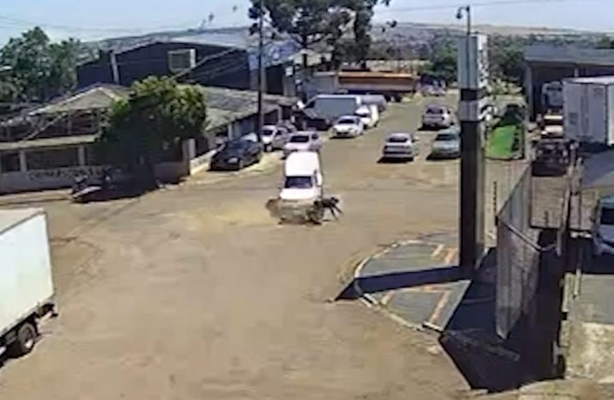 Motoqueiro voa após colisão com Saveiro no Cataratas e vai parar na UPA; veja vídeo