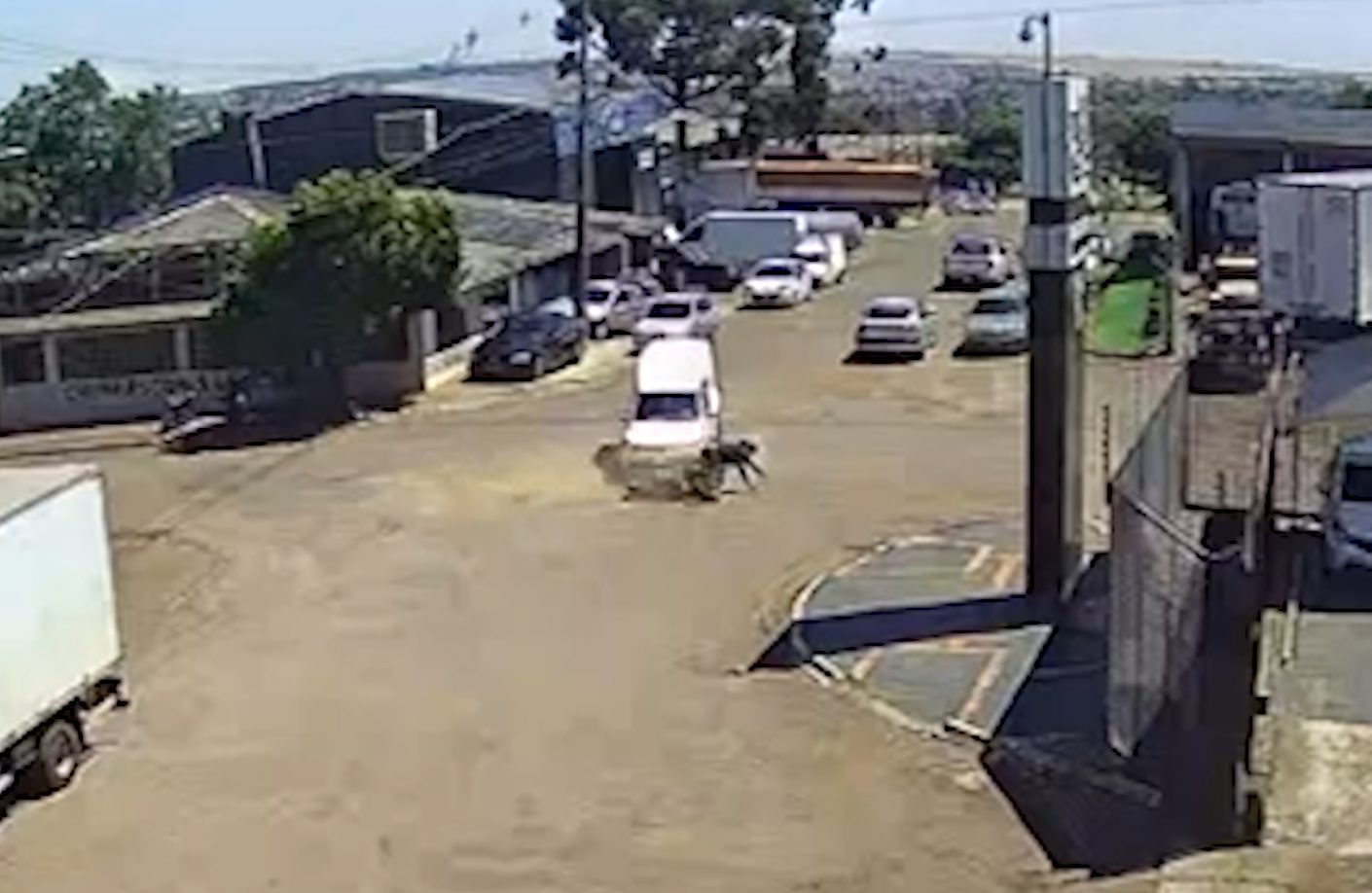 Motoqueiro voa após colisão com Saveiro no Cataratas e vai parar na UPA; veja vídeo