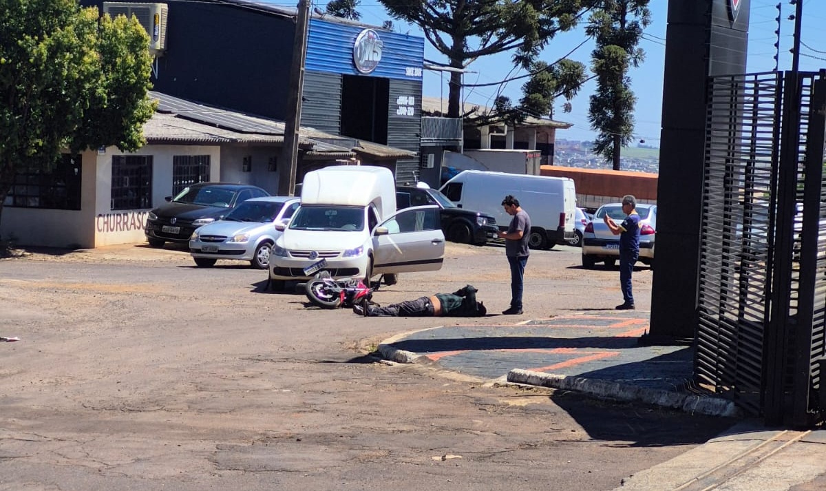 Carro e motocicleta se envolvem em colisão no Bairro Cataratas