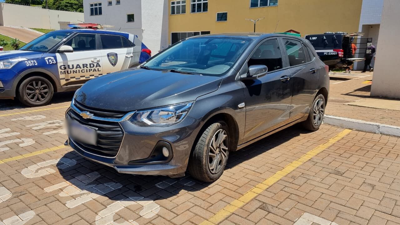 Onix roubado é encontrado abandonado no Santa Felicidade sem suspeitos