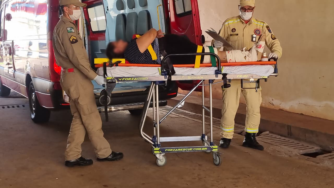 Mulher quebra a perna após escorregar em casca de cebola no Centro de Cascavel