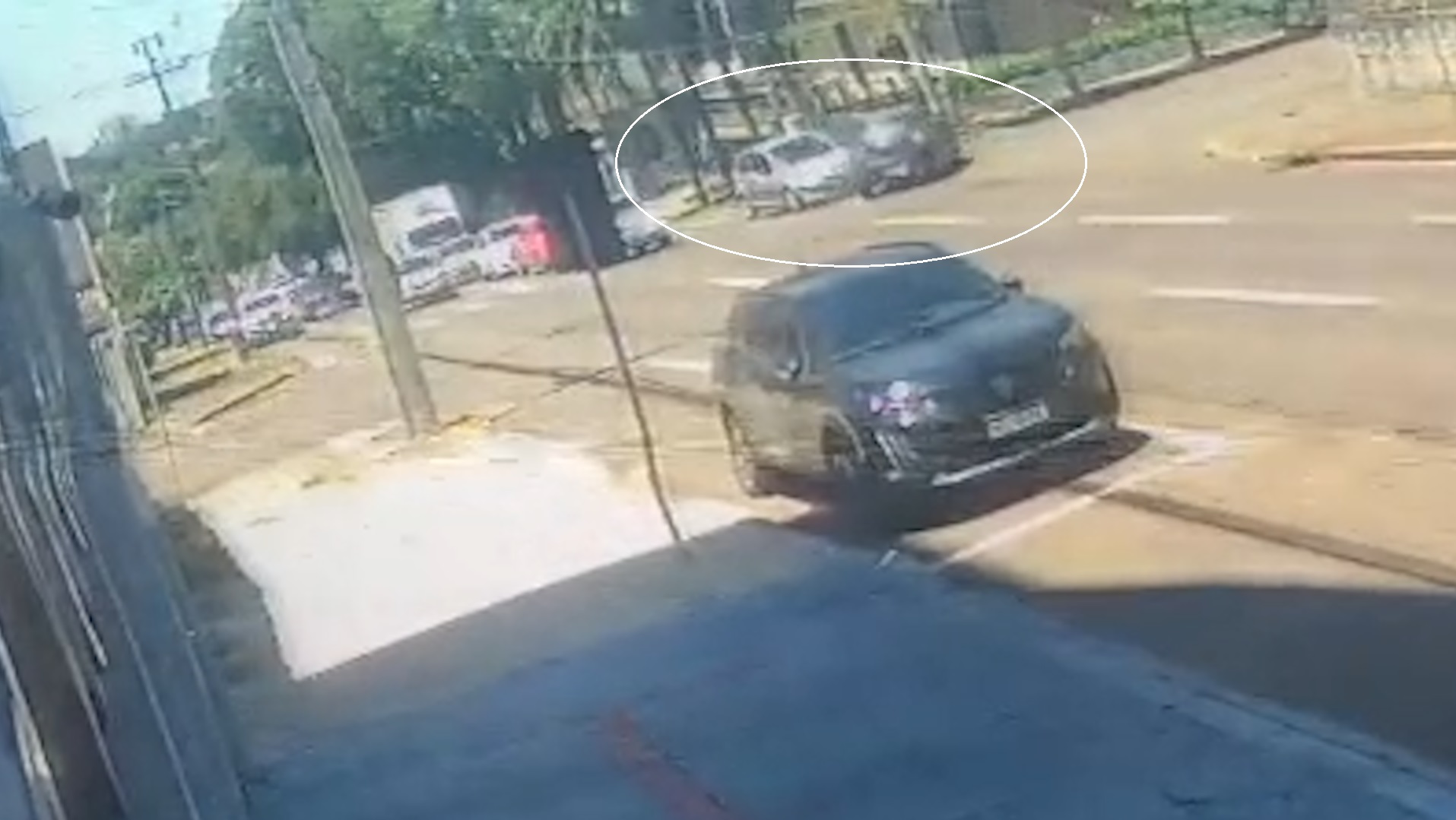 Câmera flagra acidente entre dois veículos no Centro de Cascavel
