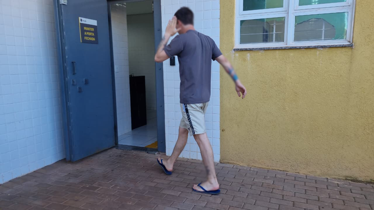 Homem com mandado por tráfico é preso pela PM no bairro Santa Cruz