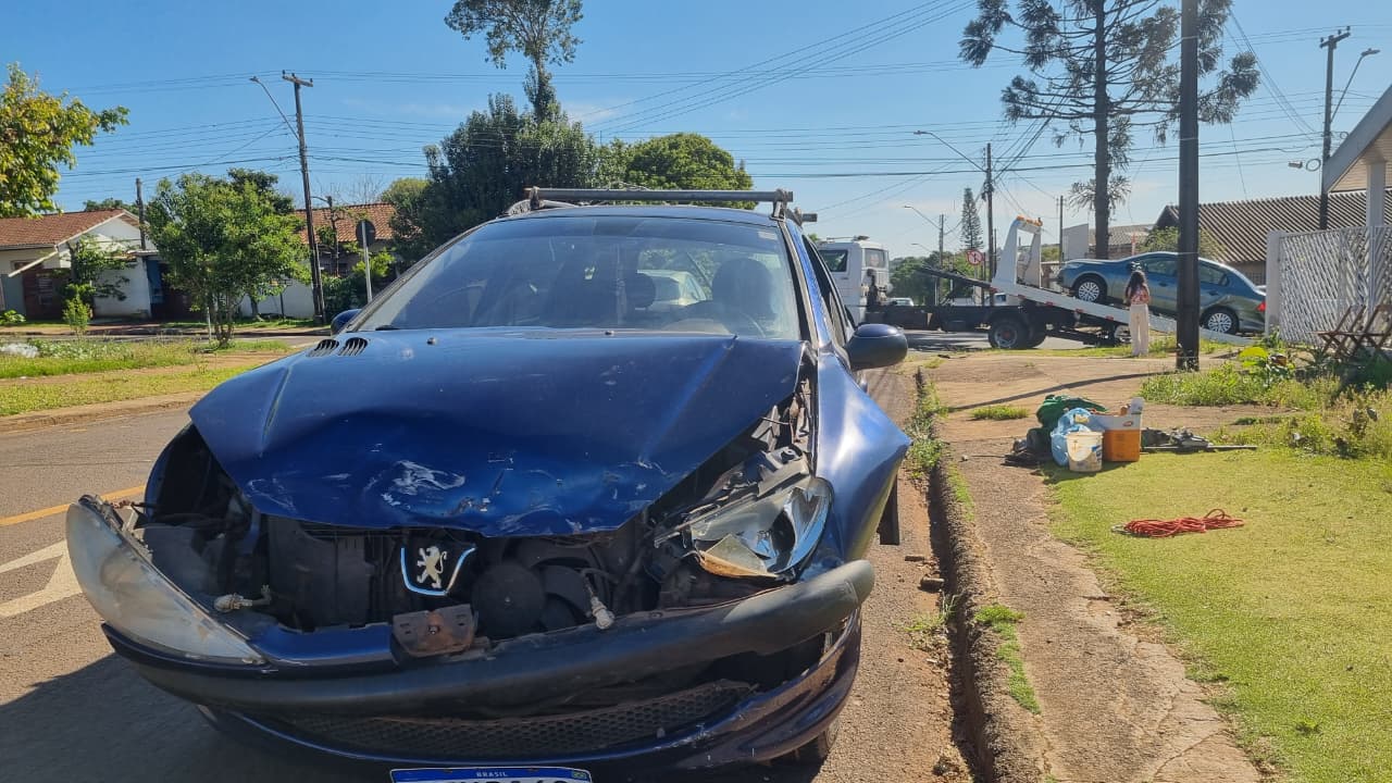 Peugeot e Voyage batem no Bairro Parque São Paulo