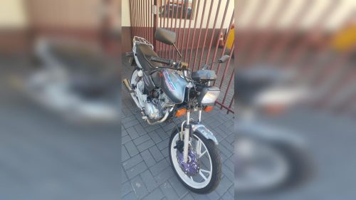 Motociclista é autuado por dirigir sem habilitação e com veículo irregular no bairro Interlagos