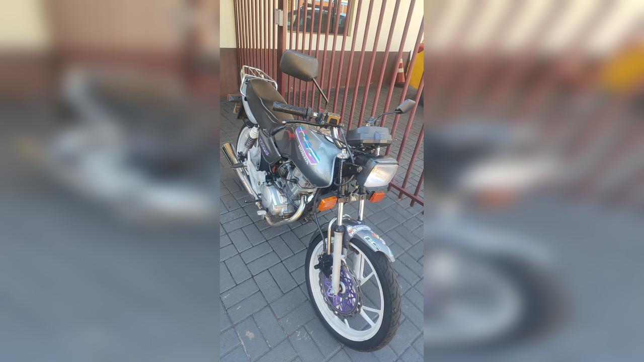 Motociclista é autuado por dirigir sem habilitação e com veículo irregular no bairro Interlagos