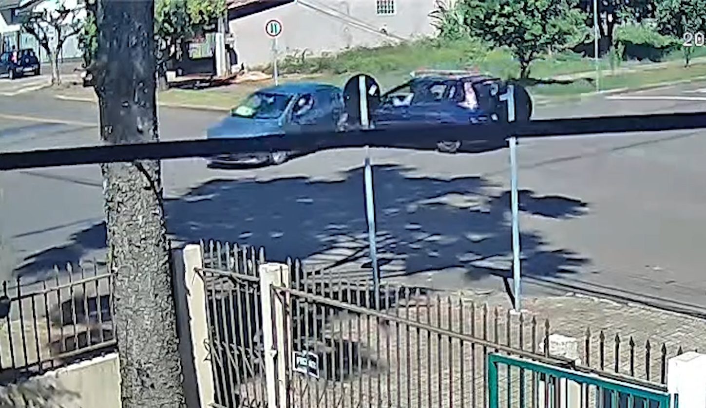 Voyage atravessa preferencial e leva pancada de Peugeot no Parque São Paulo; Veja o vídeo