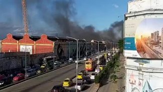 Incêndio atinge barracão de escola de samba na zona portuária do Rio