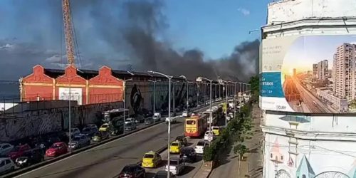 Incêndio atinge barracão de escola de samba na zona portuária do Rio Imagem referente a Incêndio atinge barracão de escola de samba na zona portuária do Rio