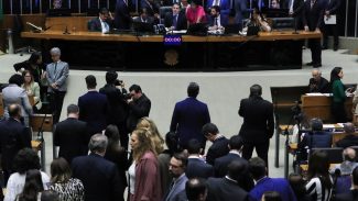 Câmara aprova urgência para votar projeto que cria bancada cristã Câmara aprova urgência para votar projeto que cria bancada cristã