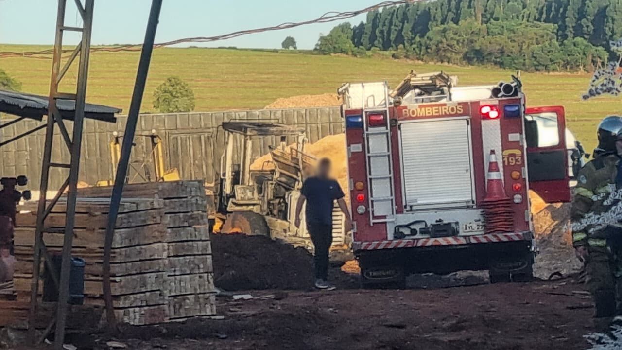 Escavadeira pega fogo em empresa na BR-277, em Cascavel