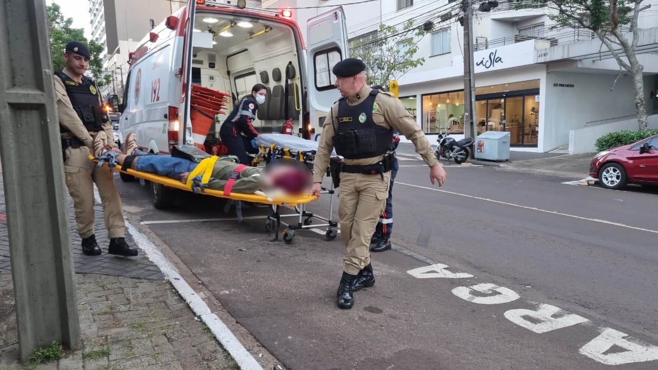 Jovem em surto mobiliza equipes do Samu e Polícia Militar ao Centro de Cascavel