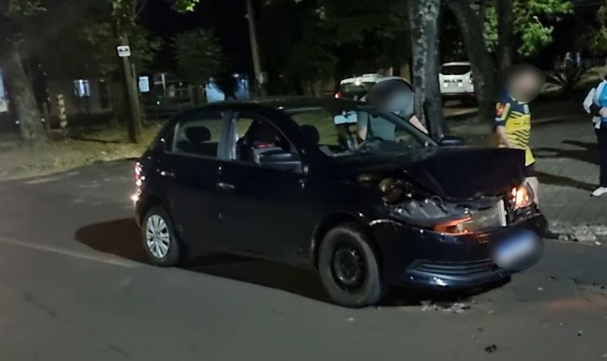 Gol e Saveiro batem em cruzamento no Bairro Alto Alegre