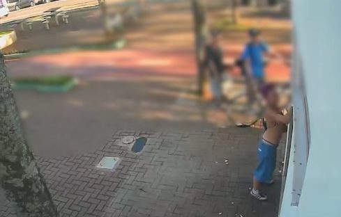 Antes de ser atendida pelo Samu, jovem foi flagrada pichando gelateria no Centro