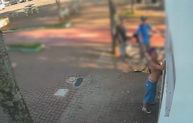 Antes de ser atendida pelo Samu, jovem foi flagrada pichando gelateria no Centro