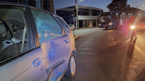 Ônibus e Scenic batem no Centro: lateral do carro fica destruída