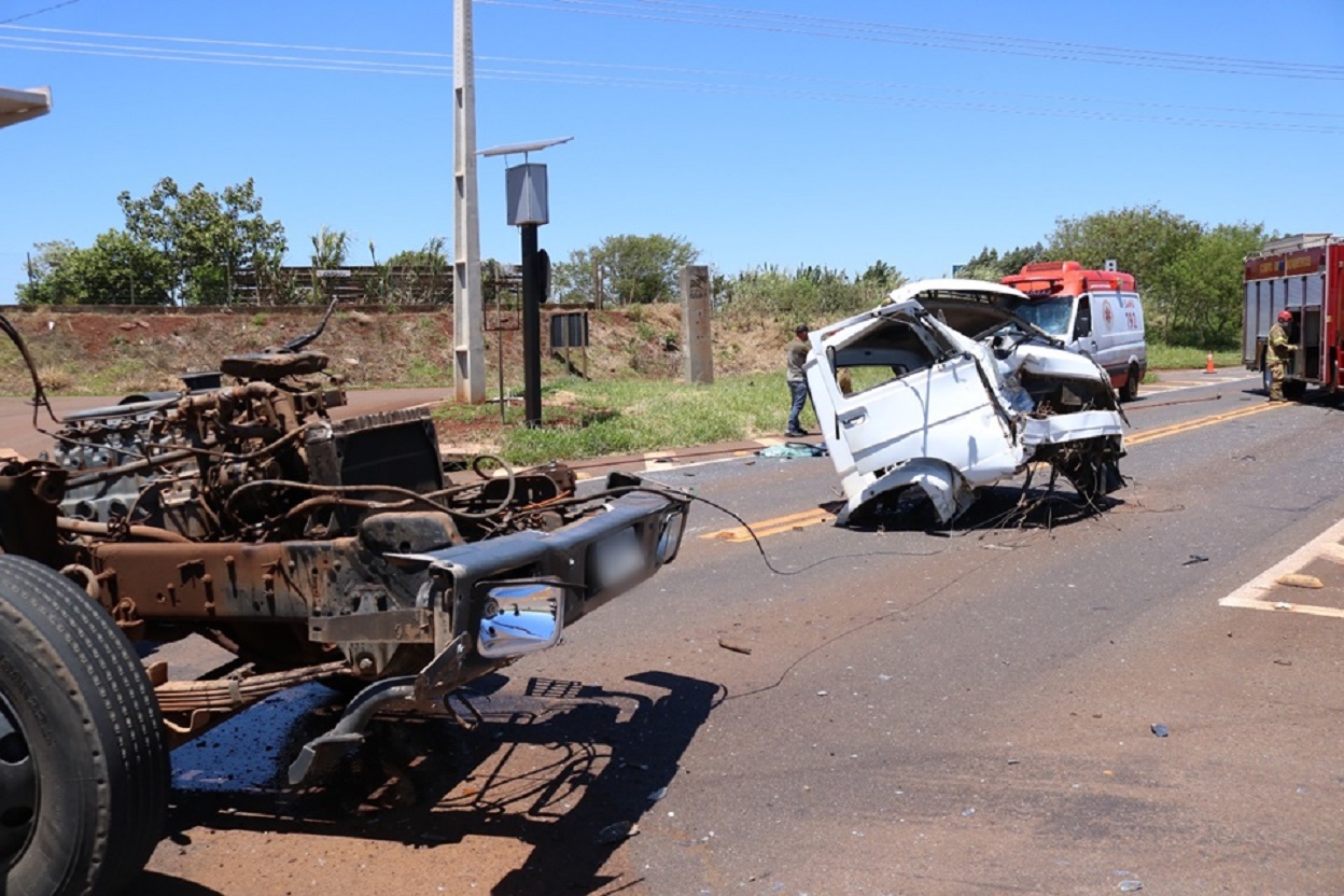 Cabine de caminhão é arrancada após colisão entre dois veículos de carga