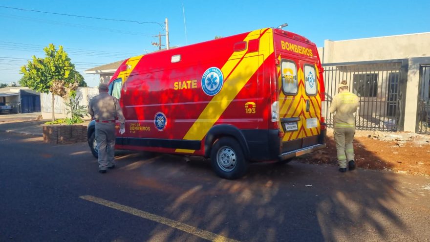Bombeiros auxiliam idosa de 85 anos que caiu da cama no Bairro Alto Alegre, em Cascavel