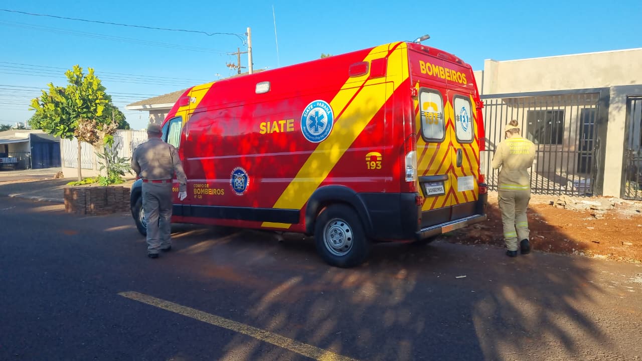 Bombeiros auxiliam idosa de 85 anos que caiu da cama no Bairro Alto Alegre, em Cascavel