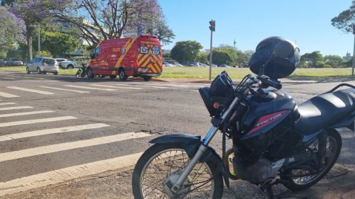 Mulher fica ferida em colisão entre motocicletas no Centro de Cascavel Imagem referente a Mulher fica ferida em colisão entre motocicletas no Centro de Cascavel