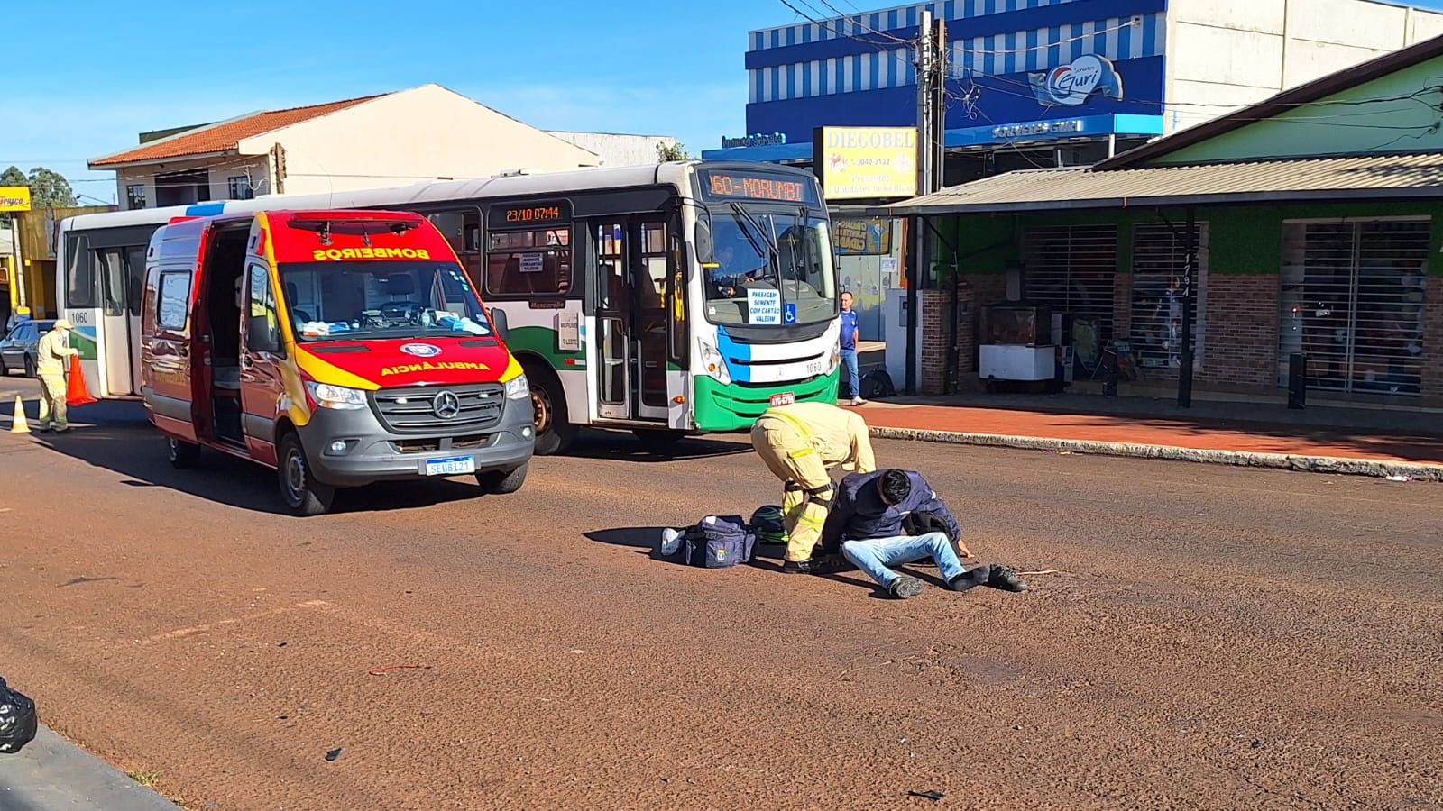 Bombeiros atendem vítima de acidente na Rua Europa, no Periolo