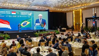 Lula defende uso de moedas locais para comércio Brasil-Indonésia Lula defende uso de moedas locais para comércio Brasil-Indonésia