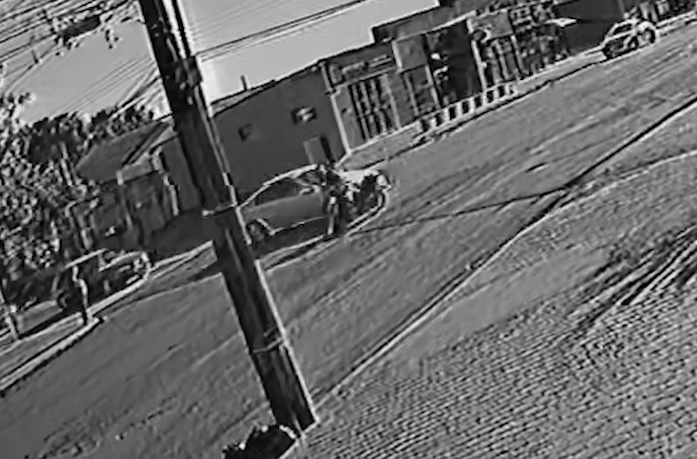 Vídeo mostra Vectra batendo em moto e piloto sendo arremessado contra outro veículo