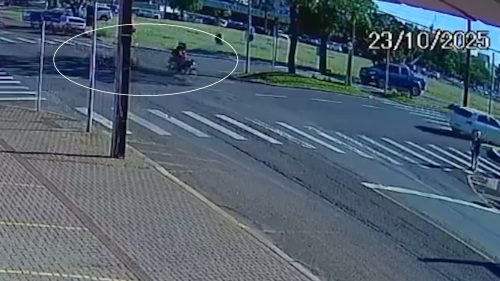Câmera flagra colisão entre motocicletas no Centro de Cascavel