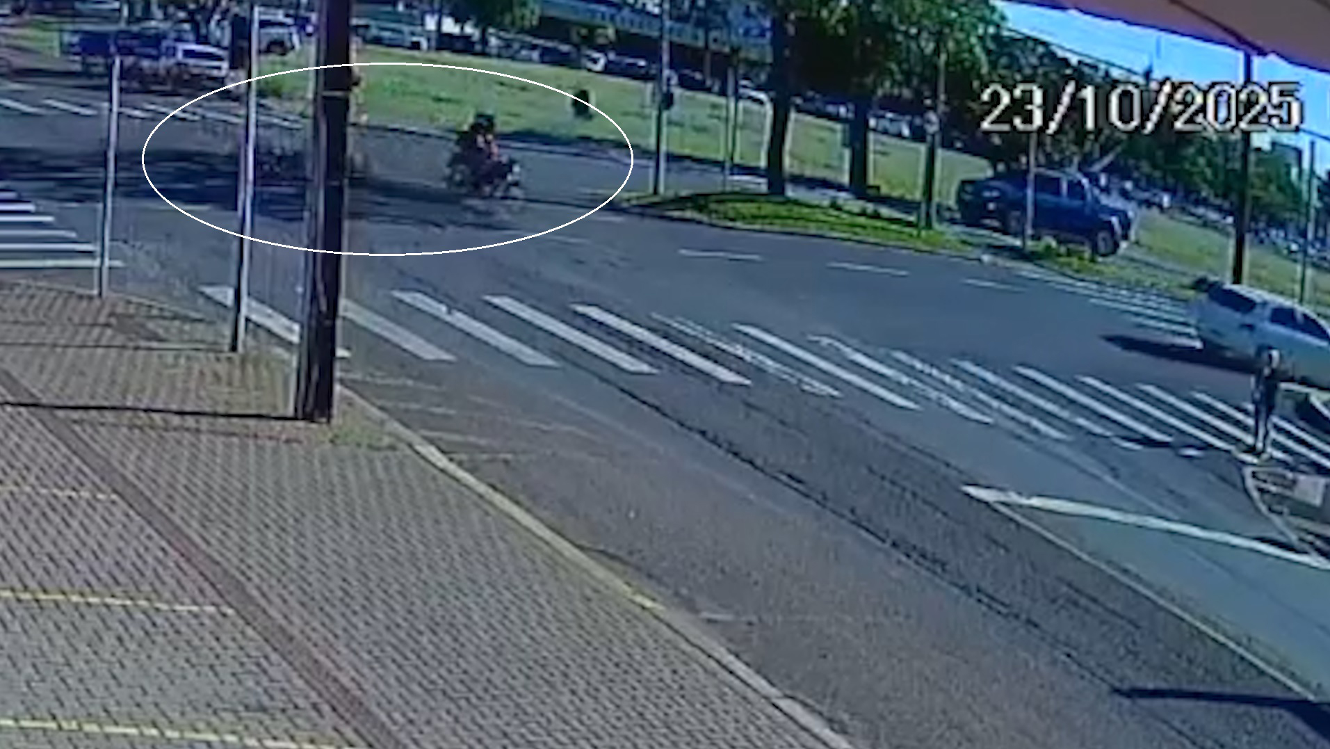 Câmera flagra colisão entre motocicletas no Centro de Cascavel
