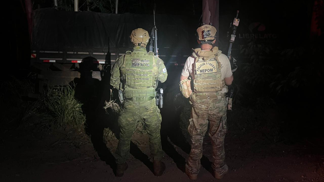 BPFRON e PF apreendem caminhão com 20 mil pacotes de cigarros contrabandeados em Mercedes