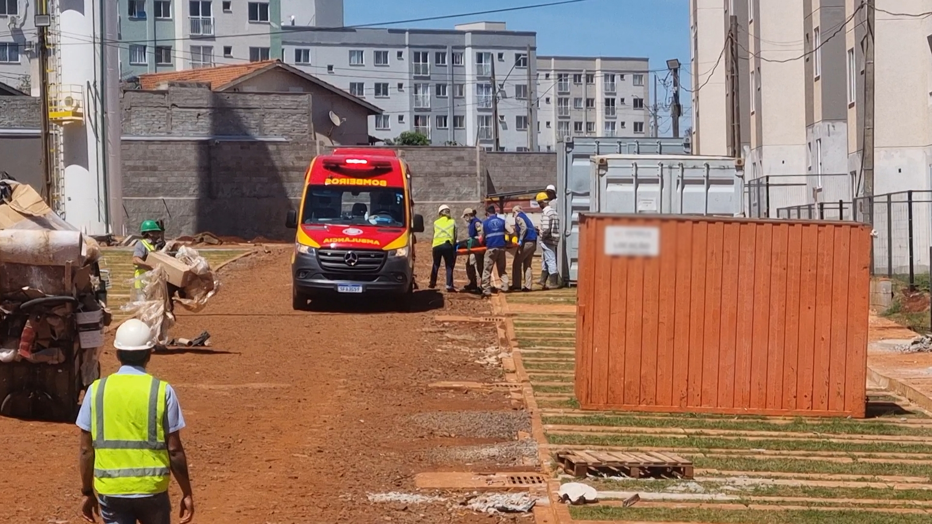 Mulher de 36 anos é socorrida após queda de escada em condomínio no Riviera