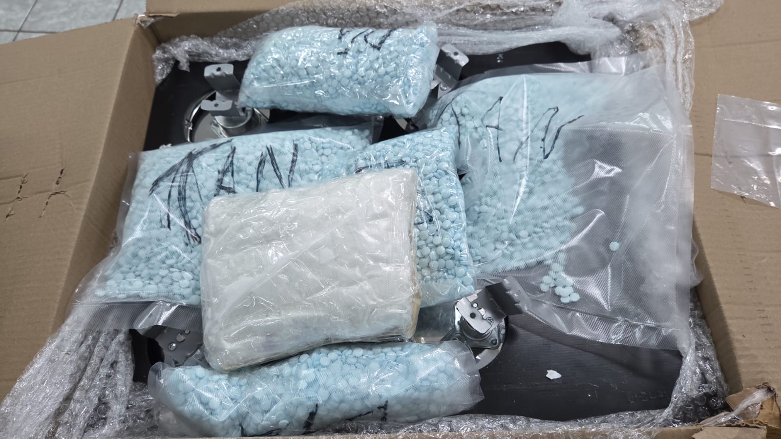 Cozinhando a farinha: Receita apreende 20 mil comprimidos de ecstasy e 690 gramas de cocaína em transportadora de Cascavel