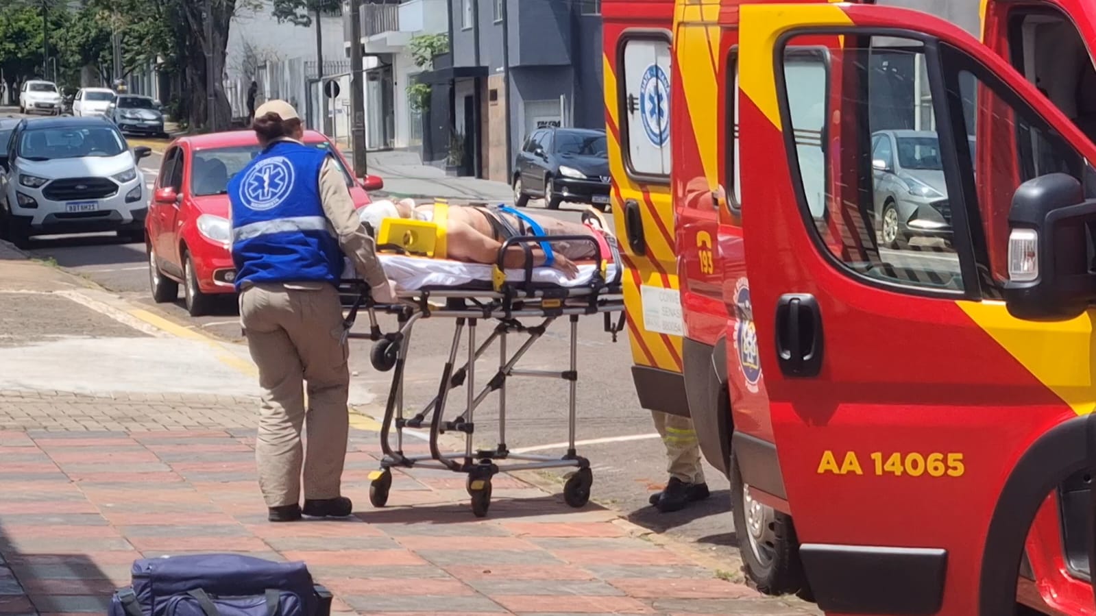 Ciclista sofre lesão na cabeça após colisão com Sandero no Centro de Cascavel
