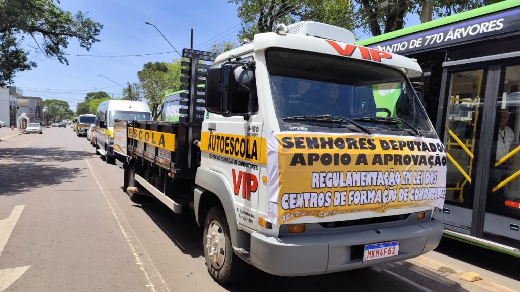 Autoescolas protestam em Cascavel contra mudanças na CNH Autoescolas protestam em Cascavel contra mudanças na CNH