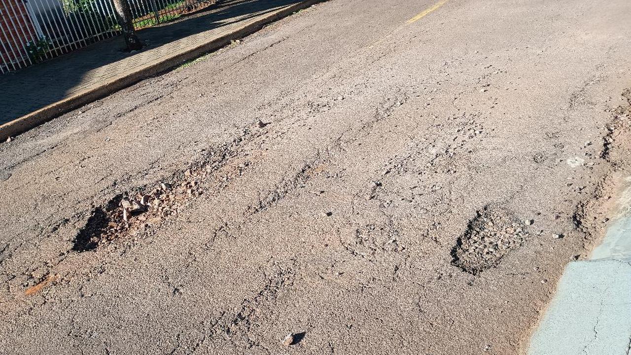 Buraco em rua movimentada causa transtornos no Parque Verde