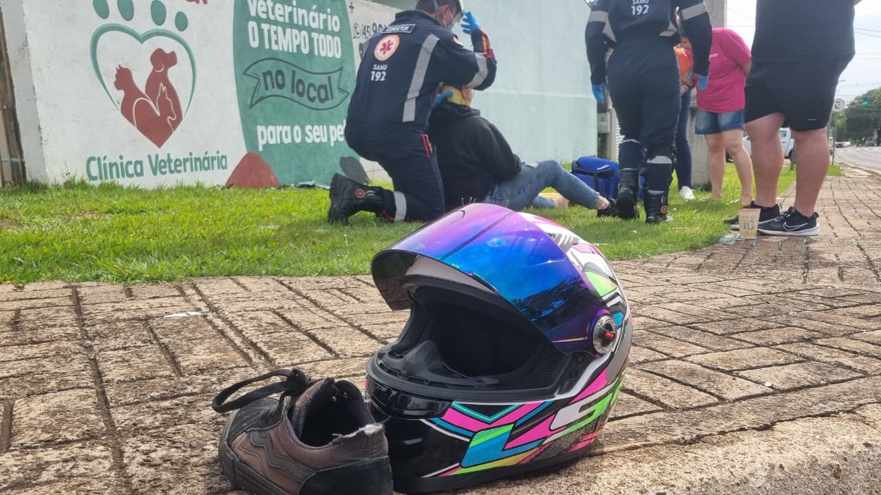 Motociclista fica ferida após colisão com carro no Jardim Aclimação, em Cascavel Motociclista fica ferida após colisão com carro no Jardim Aclimação, em Cascavel