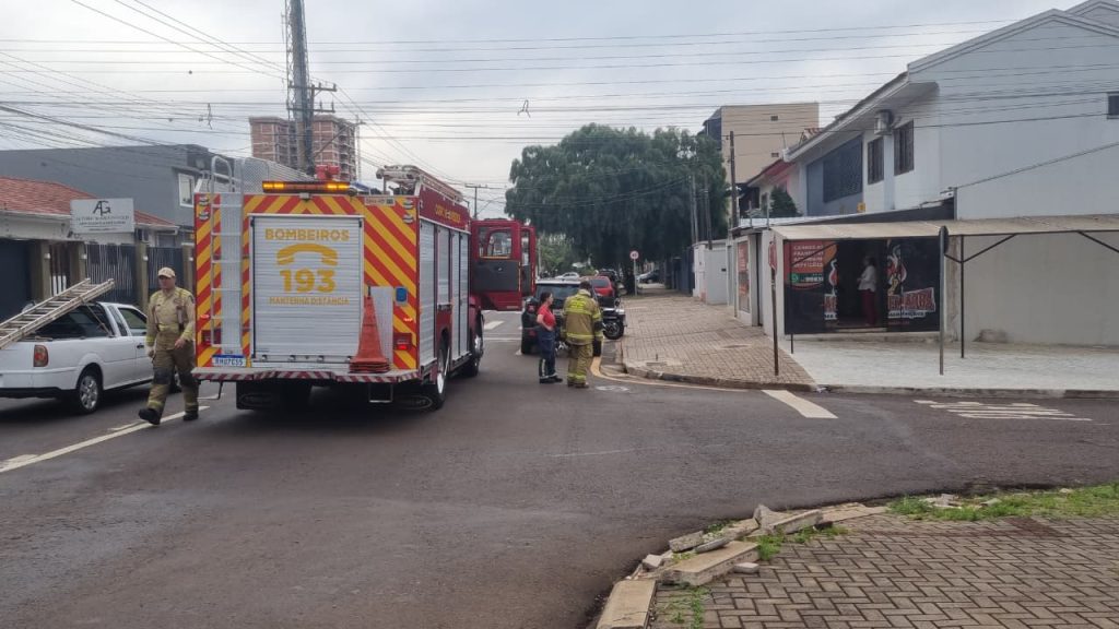 Corpo de Bombeiros é acionado em princípio de incêndio no Bairro Coqueiral Corpo de Bombeiros é acionado em princípio de incêndio no Bairro Coqueiral