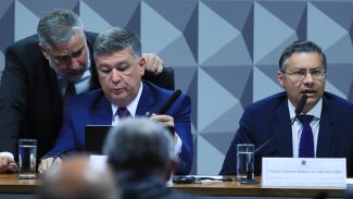 Ex-procurador do INSS não responde perguntas do relator na CPMI Ex-procurador do INSS não responde perguntas do relator na CPMI